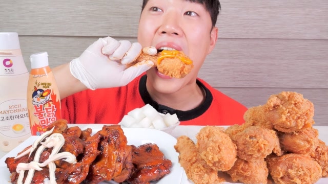 韩国吃货小哥,吃烤鸡腿 炸鸡腿,看看这吃法,吃得太过瘾了