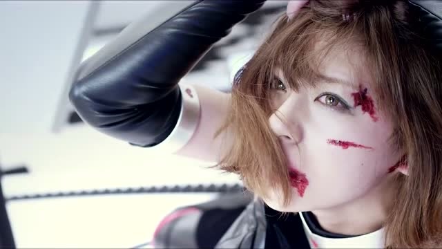 甜心战士:女王背后插满电管,掏出对手心脏,居然是荧光粉色?