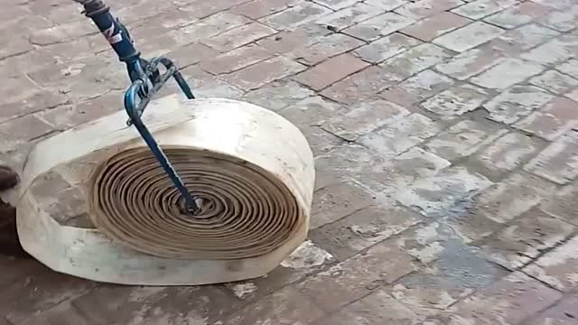 农村大叔真聪明,自制的收水管神器真好用,学习了!