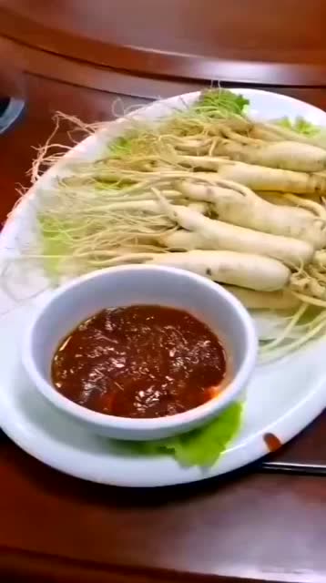 一个月没开张了,简单吃点萝卜蘸酱,能吃饱就行!