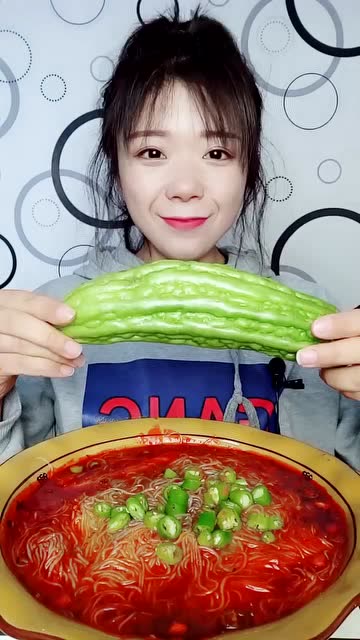 美女生吃苦瓜,这几口下去,硬是吃出了"水果"的感觉!