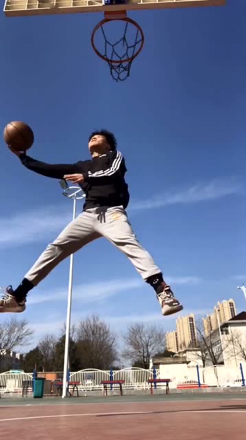 篮球:彭于晏拉杆?