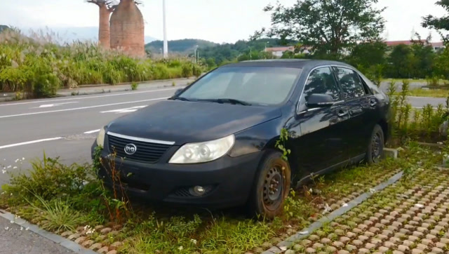 野外发现僵尸车比亚迪f6,查看车厢内外:怀疑被人光顾过