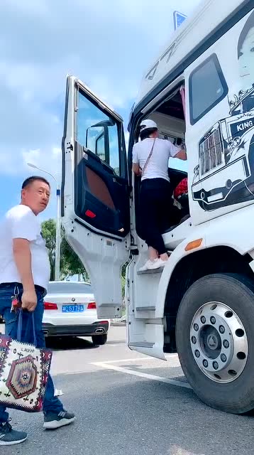 开半挂车的司机,父女上阵