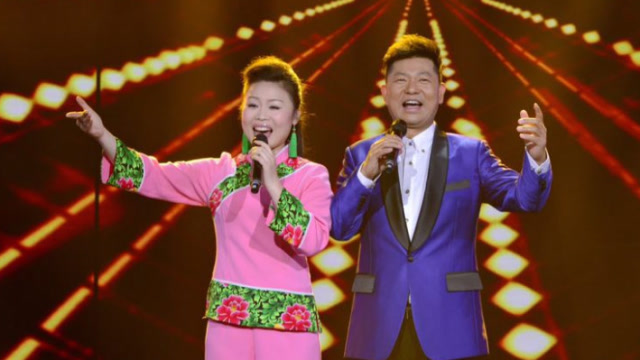 乔军草帽姐演唱《幸福就要去奋斗》歌声喜庆,百听不厌