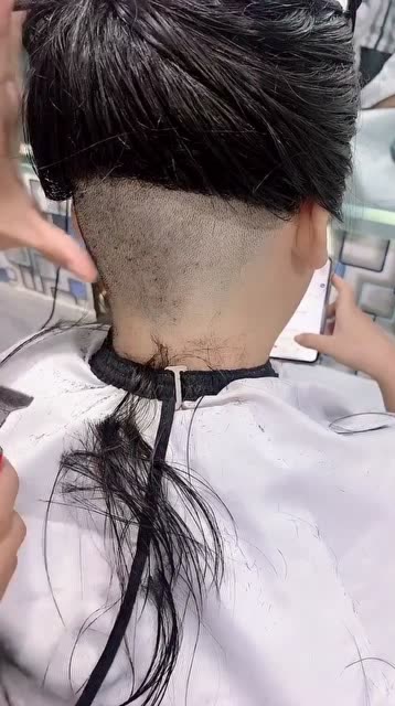 夏天到了,闺蜜竟然这样推光后脑勺,终于可以放飞自我了!