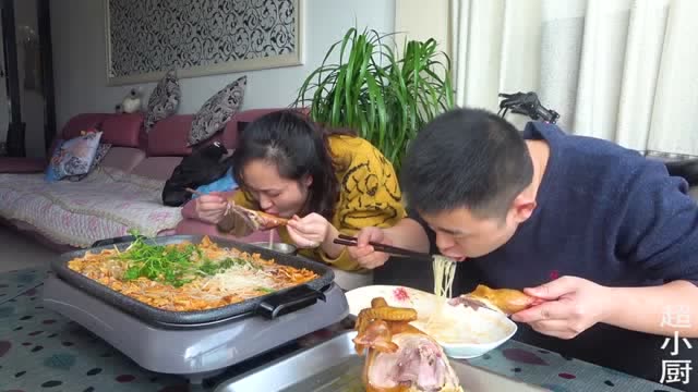 超小厨5袋螺蛳粉1只卤鸡,烤卤鸡煮螺蛳粉,夫妻俩啃鸡嗦粉超过瘾