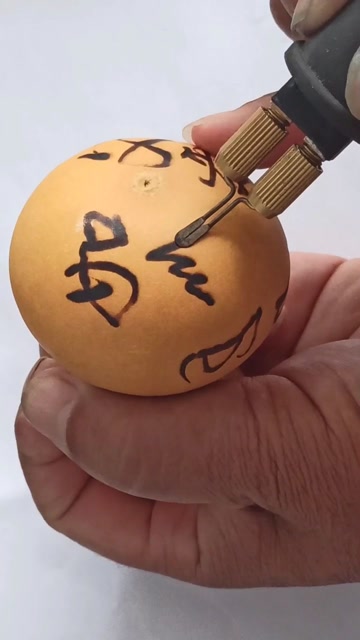 在葫芦上写字都这么行云流水,大伙儿说师傅厉不厉害