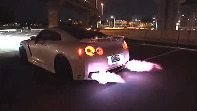 日产gtr开启喷火模式,不间断连续喷火30秒,法拉利都怂了!