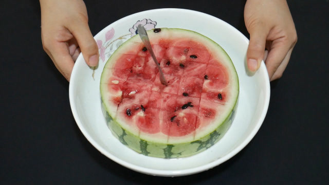 切西瓜别用老一套,学会这样切西瓜好吃不脏手,招待客人倍有面子
