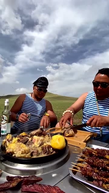 草原上的壮汉,大早上的就大口吃肉,大口喝酒