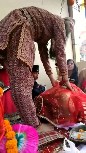 印度新娘给老公行吻脚礼老公不扶的话是坚决不自己起来的