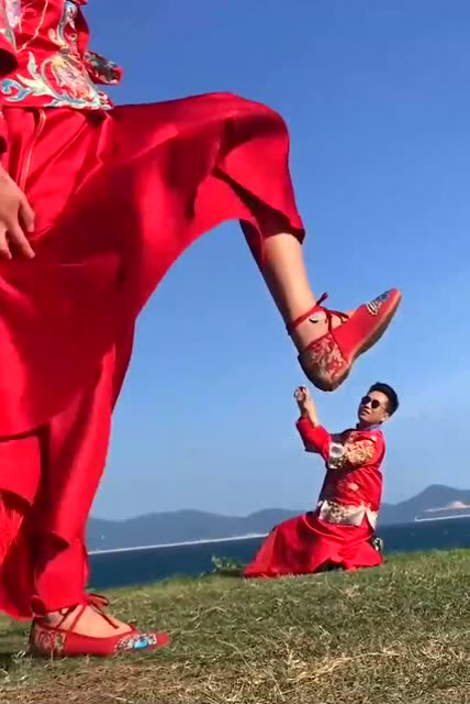 海边拍婚纱照,拍出老婆把我踩在脚下的感觉,摄影师竟这样设计!