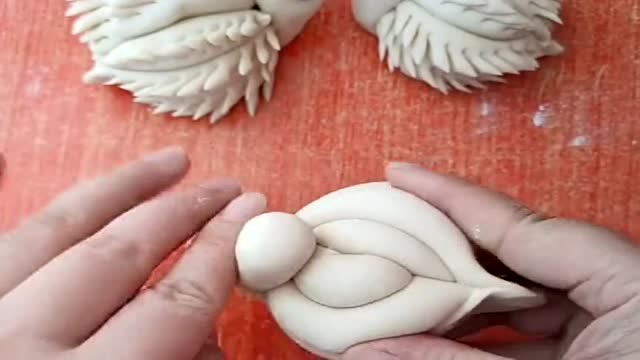 农村人的大智慧,用面团轻松的捏出小鸡,真厉害!