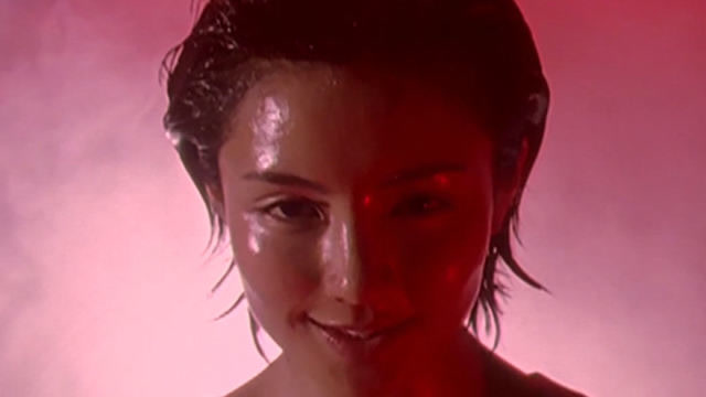 奥特曼中被怪兽附身的女队员,丽娜出现在大古面前时,只剩下了背心