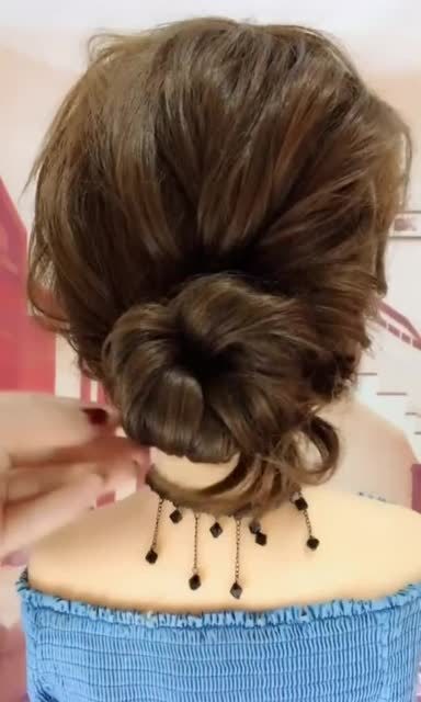 女儿可以给妈妈扎的低马尾盘发,简单好看,搭配大衣超温柔的!