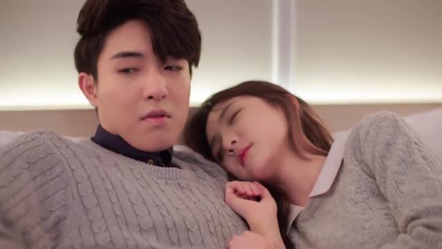 女孩伤心难过帅哥抱她入怀安慰最后两人还吻上了