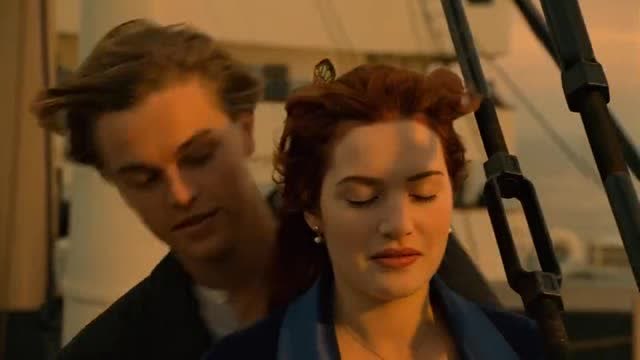 泰坦尼克号名场面,杰克和萝丝在船头"飞翔",属实太美了