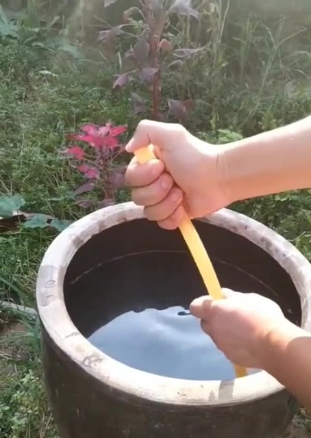 教你用管子这样抽水简单又实用这手法一学就会