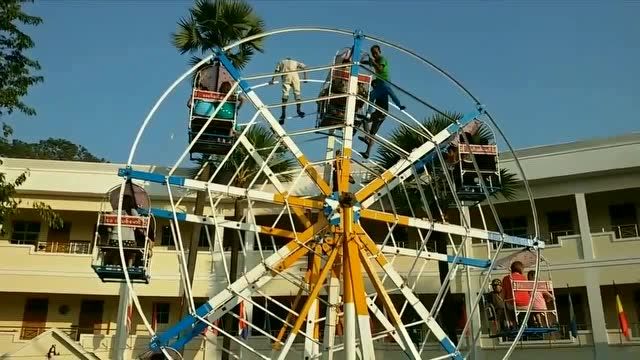 印度一所中学自建摩天轮,学生们玩嗨了!