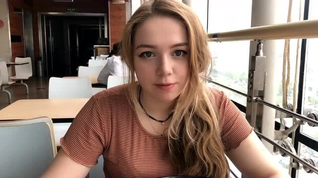 洋媳妇第一次来中国小吃街,看看还会用筷子,怀疑是中国人