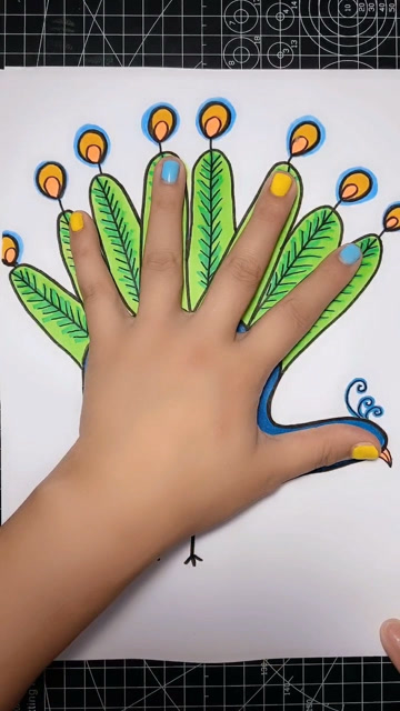 教孩子用手掌画孔雀