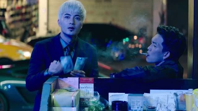 角头2:阿超开个m6耀武耀威,不料下一秒,白毛开个大牛直接秒杀