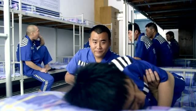 刑警队长:狱老大报复入狱的刑警队长,背后动手,这下祸闯大了