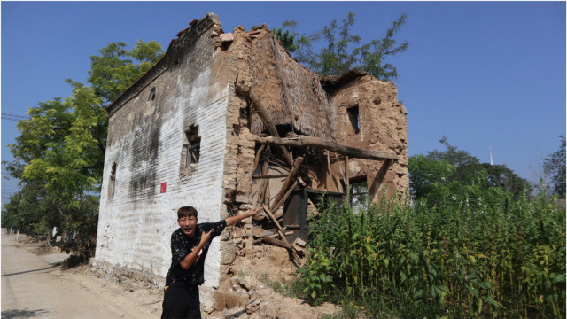 小伙探险坍塌的老宅,内部设计让人惊叹,里面究竟有什么?