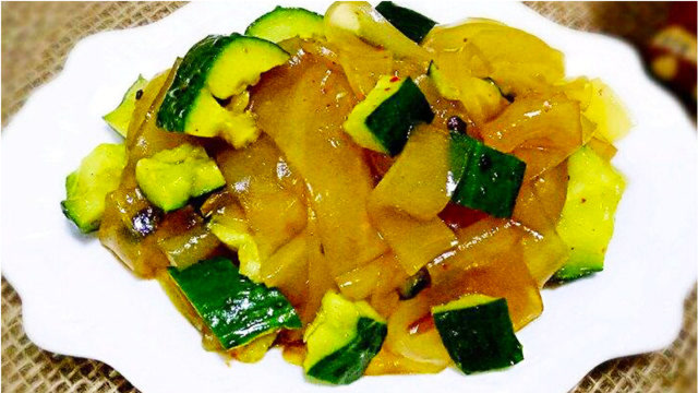 分享一道东北拉皮拌黄瓜,这菜太硬了,说啥都得喝点,太下酒了