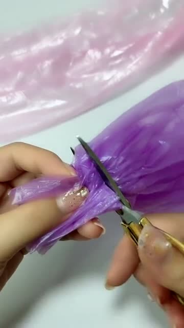垃圾袋自己都没有想到会有人把它变成一个美丽的花环