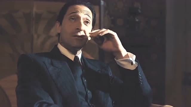 伯明翰上空的雾是剃刀党吐的烟,谢尔比家族的身体流淌的是威士忌