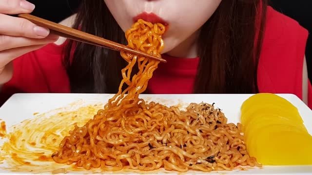 国外女吃货,吃辣面条,配上萝卜片,听听咀嚼声,吃得真过瘾