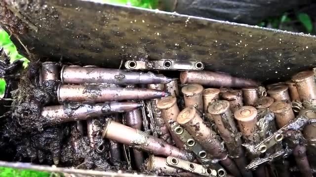 一箱帆布式弹链,老外探索二战遗址找到的,冲洗一下跟新的一样