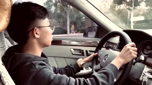 开车男生的侧脸真是太有魅力了,满满的安全感,怪不得闺蜜这么喜欢!