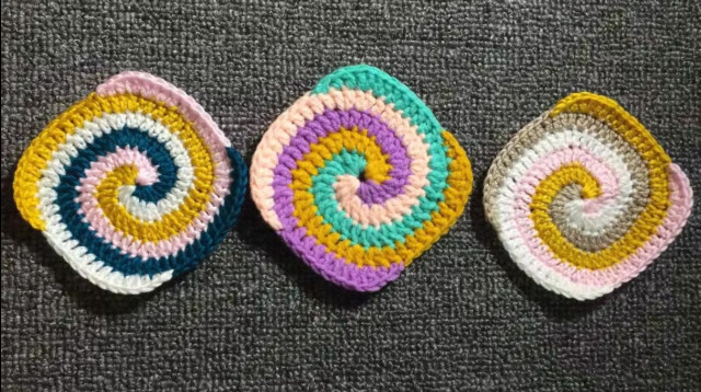 旋转杯垫(下集)钩针编织视频教程,一款美的让人眩晕的小杯垫