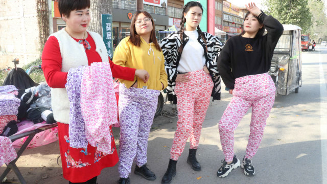 花秋裤1:儿媳给婆婆要柚子奶茶,婆婆直接买了三件花秋裤,有才