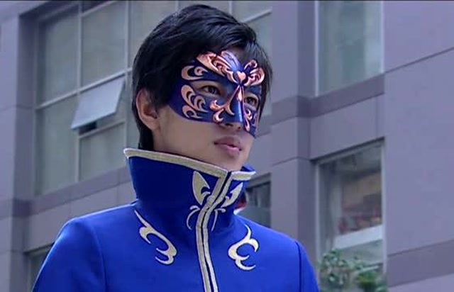 巴啦啦小魔仙:几个男子吃饭闲聊,游乐用魔动枪捉弄他们