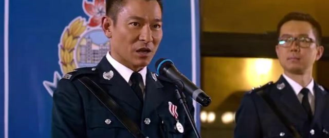 拆弹专家:刘德华立功被授勋,一身制服英气逼人,简直帅呆了