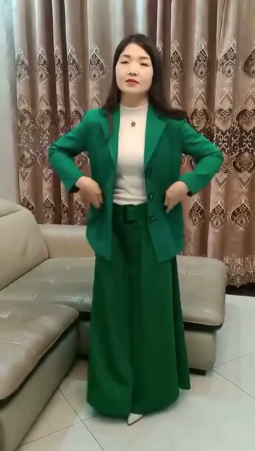 有机玻璃纽扣西服美女图片