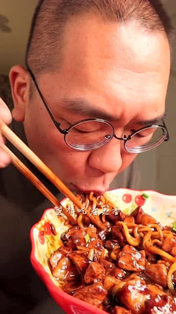 老罗馋杂酱面了,用香菇和五花肉炒了份卤,五花肉特意切的大丁,吃着更