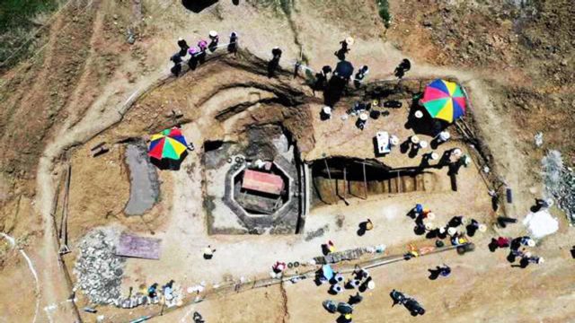 工人偶然挖到古墓群发现一个八角形墓室墓主身份成谜