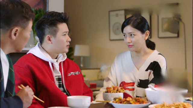 关震雷向李家父母报告逼走关雨晴的消息,承诺会让李贝过上好日子