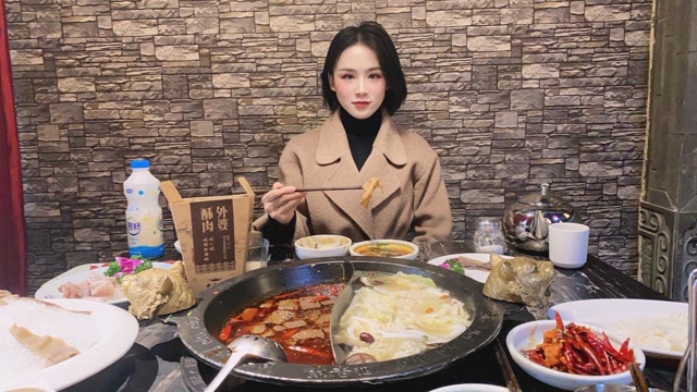 90后美女穿超短裙吃火锅,被朋友吐槽太短太冷,是不是直男?