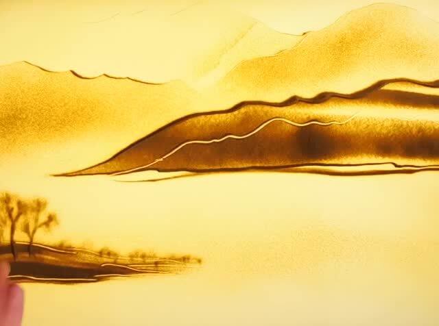 一学就会的沙画山水湖光秋月两相和潭面无风镜未磨