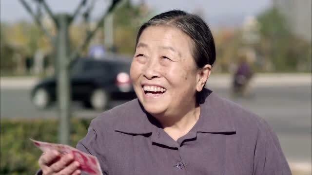 背着奶奶进城:老奶奶一分钟赚100块,她是怎么做到的,这么厉害