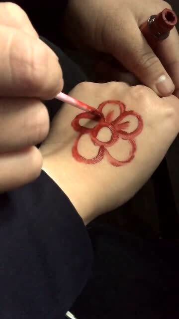 手背上画朵小红花去看易烊千玺的送你一朵小红花喽