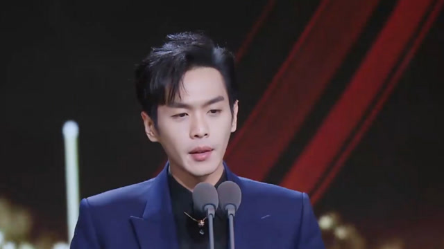 国剧盛典,张若昀登台,看到他就忍不住想起范闲,太帅了