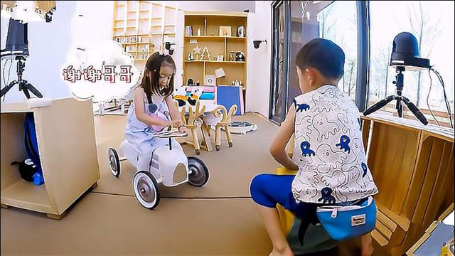 大麟子咘咘的奶音组合有多甜?二人轮着玩小推车,奶音撒娇太萌了