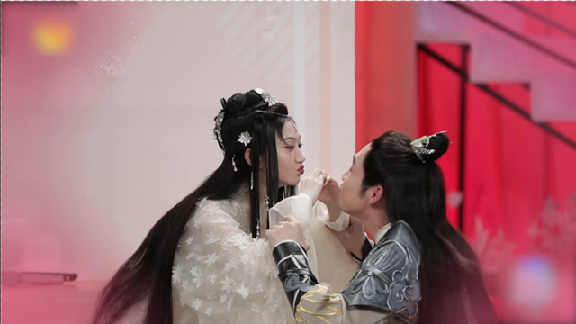 "司藤夫妇"花式撒糖!张彬彬仰卧起坐差点亲到景甜,现场还上演刮鼻杀